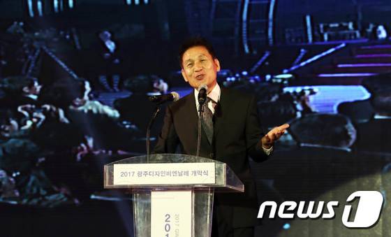 배우 안성기가 지난 2017년 광주 북구 용봉동 비엔날레에서 열린 2017광주디자인비엔날레 개막식에서 인사말을 하는 모습. 2017.9.7/뉴스1 ⓒ News1