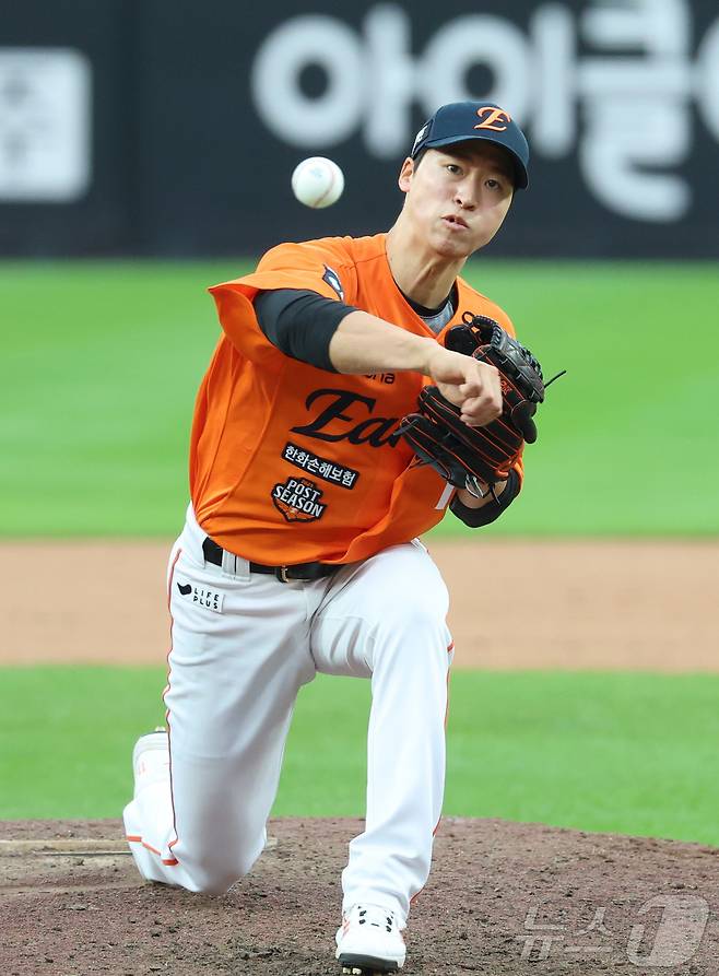 19일 대전 한화생명볼파크 열린 프로야구 2025 신한 SOL뱅크 KBO 플레이오프 1차전 삼성 라이온즈와 한화 이글스의 경기에서 한화 엄상백이 투구하고 있다. 2025.10.19/뉴스1 ⓒ News1 김기남 기자
