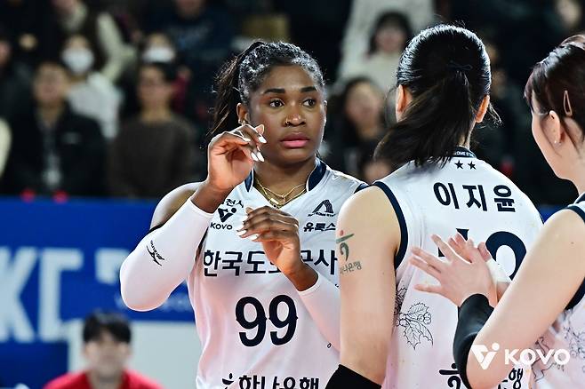 고군분투하는 도로공사 외인 모마. (KOVO 제공)