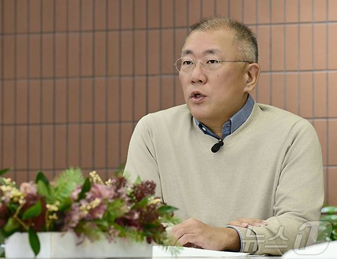 정의선 현대자동차그룹 회장이 5일 개최된 2026년 신년회에서 그룹 임직원들에게 새해 메시지를 전하고 있다. (현대차·기아 제공. 재판매 및 DB 금지) 2026.1.5/뉴스1