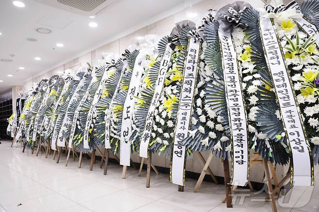 5일 배우 故 안성기 씨의 빈소가 마련된 서울 서초구 서울성모병원 장례식장에 연예계 및 각계에서 보낸 근조화환이 놓여 있다. 2026.1.5/뉴스1 ⓒ News1 사진공동취재단