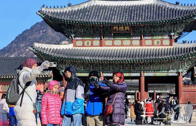 병오년(丙午年) 새해 첫날인 1일 서울 종로구 경복궁을 찾은 외국인 관광객들/뉴스1 ⓒ News1 이호윤 기자