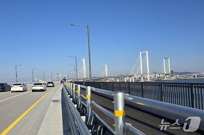 제3연륙교 개통 첫날 청라 방향으로 차량들이 달리고 있다. / 뉴스1 ⓒ News1 유준상 기자