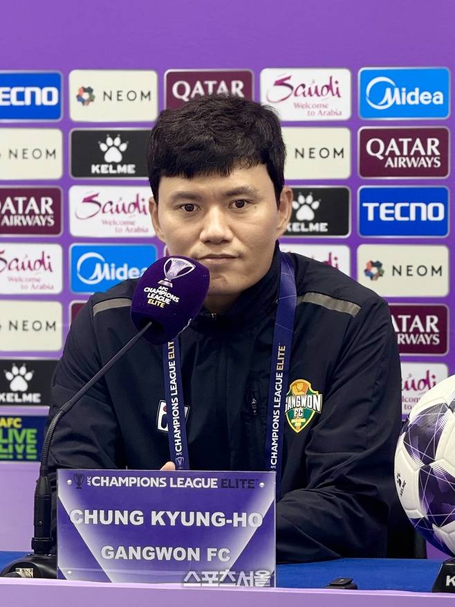 강원 정경호 감독이 지난 9월 16일 춘천송암스포츠타운에서 열린 상하이 선화와의 챔피언스리그 엘리트 경기에서 승리한 뒤 기자회견에 임하고 있다. 춘천 | 정다워 기자