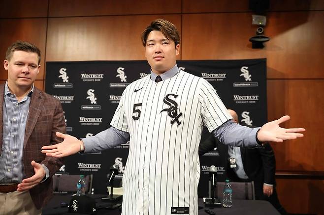 무라카미 무네타카가 시카고 화이트삭스 공식 입단식에서 포즈를 취하고 있다. 사진 | 시카고=AFP연합뉴스