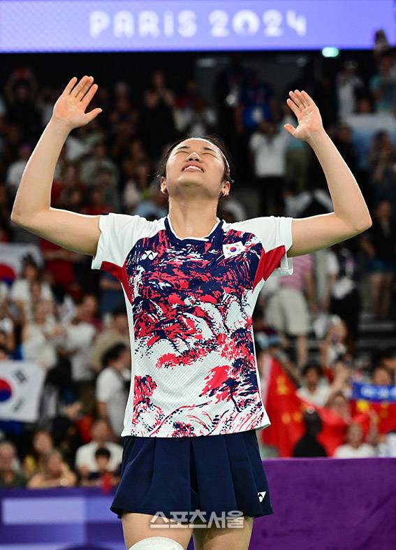 배드민턴 국가대표 안세영이 5일(한국 시간) 프랑스 파리 포르트 드 라 샤펠에서 열린 2024 파리올림픽 배드민턴 여자 단식 결승전에서 중국의 허빙자오를 꺾고 금메달을 딴 뒤 세리머니를 하고 있다. 2024. 8. 5.  파리 | 박진업 기자 upandup@sportsseoul.com