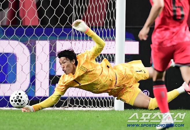 14일 서울월드컵경기장에서 열린 축구대표팀과 파라과이의 평가전. 파라과이 결정적 슈팅을 막아내고 있는 김승규 골키퍼. 상암=송정헌 기자songs@sportschosun.com/2025.10.14/