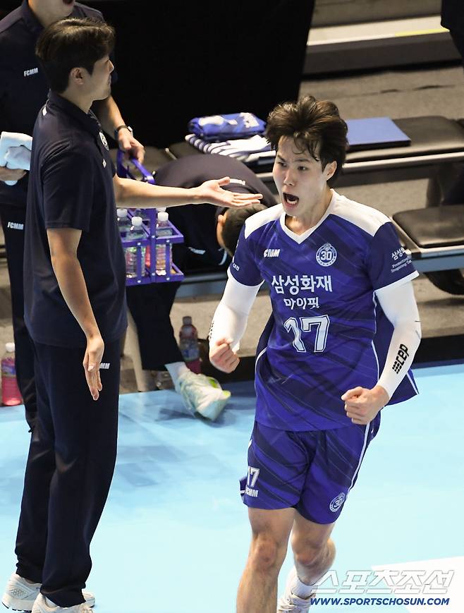 1일 인천 계양체육관에서 열린 V리그 대한항공과 삼성화재의 경기. 삼성화재 이윤수가 득점 후 환호하고 있다. 인천=박재만 기자 pjm@sportschosun.com/2026.01.01/