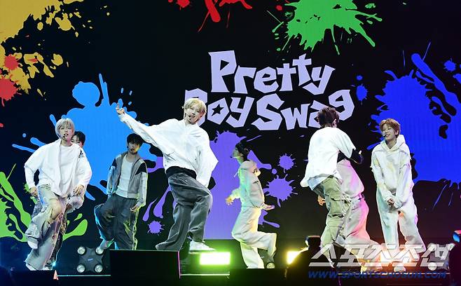 5일 서울 한남동 블루스퀘어에서 보이그룹 '아이덴티티(idntt)' 두 번째 유닛 예스위아(yesweare) 쇼케이스가 열렸다. 화려한 무대를 선보이고 있는 아이덴티티 멤버들. 한남동=송정헌 기자songs@sportschosun.com/2026.01.05/