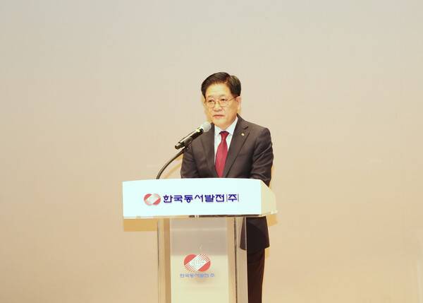 권명호 한국동서발전 사장이 2026년도 시무식에서 신년사를 하고 있다. ⓒ한국동서발전