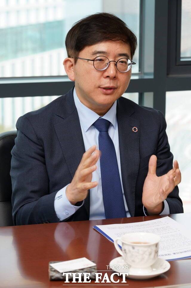 2일 오전 전주시 덕진구 만성동 전북창조경제혁신센터 대표이사실에서 박선종 대표가 <더팩트>와 대면 인터뷰를 하고 있다. /전주=김수홍 기자