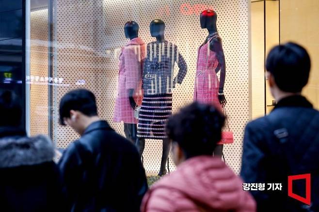 서울 중구 한 백화점 쇼윈도우에 옷이 진열돼 있는 모습. 기사의 이해를 돕기 위한 사진으로 본문과 무관함.