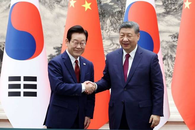 이재명 대통령과 시진핑 중국 국가주석이 5일 베이징 인민대회당에서 열린 한중 MOU 체결식에서 악수하는 모습. 연합뉴스