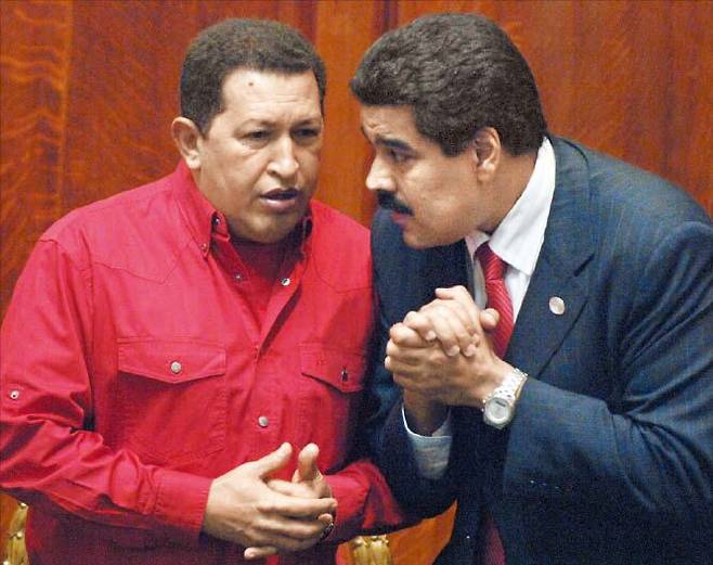 2007년 우고 차베스(왼쪽) 당시 베네수엘라 대통령이 우루과이에서 니콜라스 마두로 당시 외무장관과 대화하고 있다./AP 연합뉴스