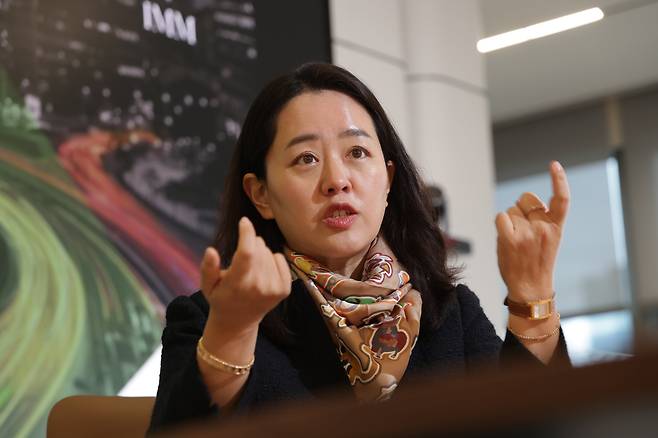 연세대 의대 산부인과 전문의 출신으로 국내 1호 의사 출신 바이오 벤처캐피털리스트인 문여정 IMM인베스트먼트 전무가 서울 강남구 강남파이낸스센터 사무실에서 본지와의 인터뷰를 갖고 있다./장련성 기자