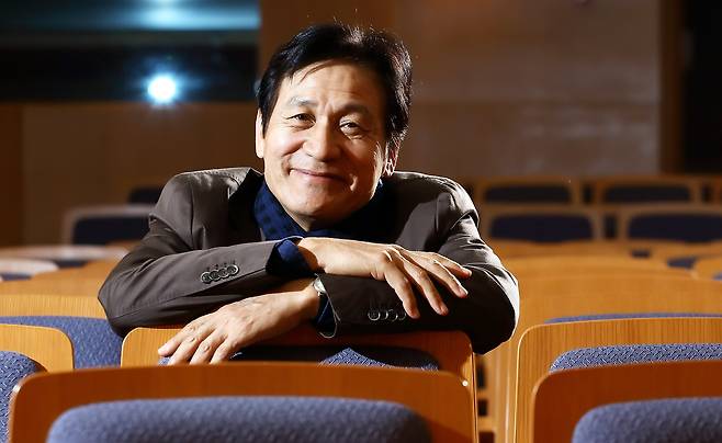 배우 안성기(75)가 5일 별세했다. 1957년 영화 '황혼열차'의 아역으로 데뷔한 그는 거지부터 대통령까지 모든 역할을 넘나드는 폭넓은 연기력과 절제되고 반듯한 인품으로 사랑받아온 진정한 국민배우였다. 사진은 안성기가 2016년 11월 조선일보와 인터뷰 할 때의 모습./조선일보 DB