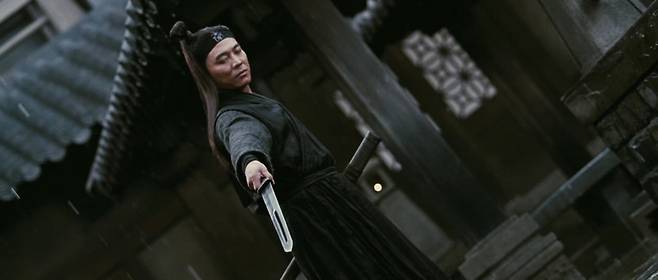 진시황 암살 미수 사건을 모티브로 한 영화 ‘영웅’에서 자객(리롄제)이 칼을 들고 있는 모습.