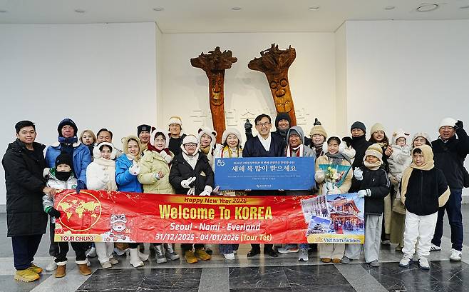 새해 첫 외국인 관람객 기념 사진. /국립민속박물관