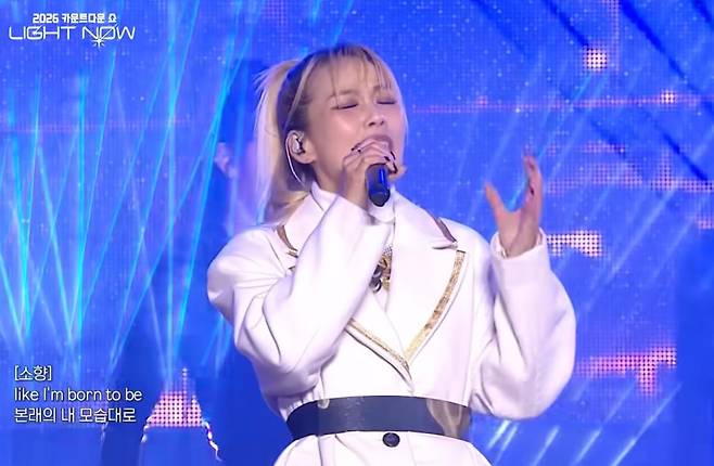 작년 12월 31일 KBS ‘2026 카운트다운 쇼 라이트 나우’ 무대에서 '골든'을 부르고 있는 소향./ KBS