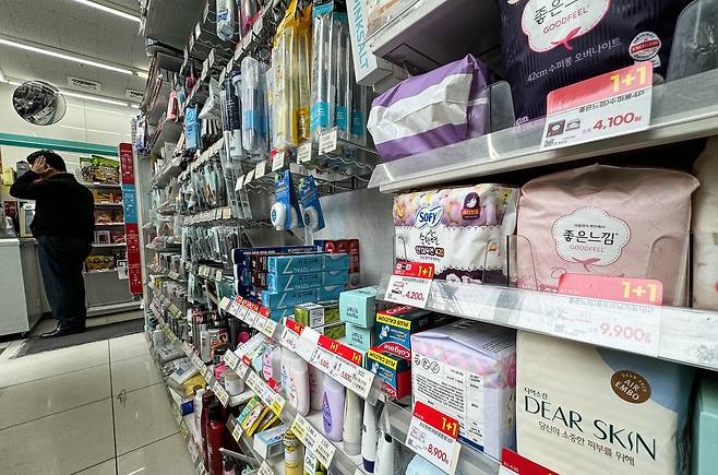 서울시내 한 편의점 매대에 생리대 제품이 진열돼 있다. /뉴스1