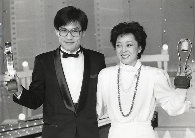 제24회 대종상영화제에서 남녀 주연상을 수상한 안성기(왼쪽)와 김지미.