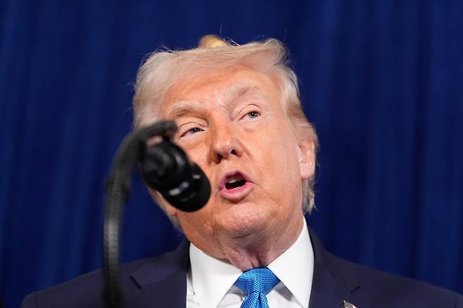 도널드 트럼프 미국 대통령이 3일(현지 시간) 플로리다주 팜비치의 마러라고 사저에서 니콜라스 마두로 베네수엘라 대통령 체포 관련 기자회견을 하고 있다. 트럼프 대통령은 “안전하고 적절한 정권 이양이 이뤄질 때까지 미국이 베네수엘라를 통치할 것”이라고 밝혔다. 2026.01.04 팜비치=AP/뉴시스