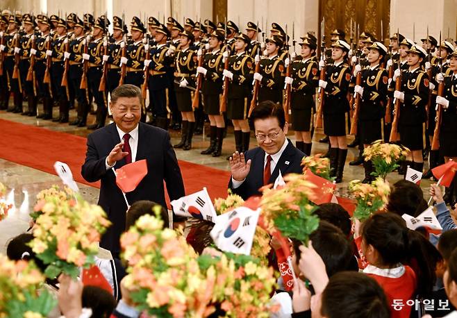 이재명 대통령과 시진핑 중국 국가주석이 5일 오후 베이징 인민대회당 북대청에서 열린 공식환영식에서 화동들을 향해 손을 흔들고 있다.  베이징=송은석 기자 silverstone@donga.com