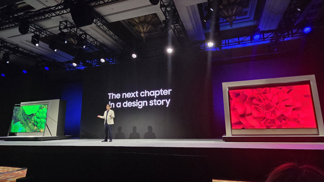 용석우 영상디스플레이(VD)사업부장 사장이 4일(현지시간) 미 라스베이거스 윈 호텔에 마련한 단독 전시관에서 가진 ‘더 퍼스트룩’ 행사에서 ‘마이크로 RGB TV’를 소개하고 있다. 장우진 기자