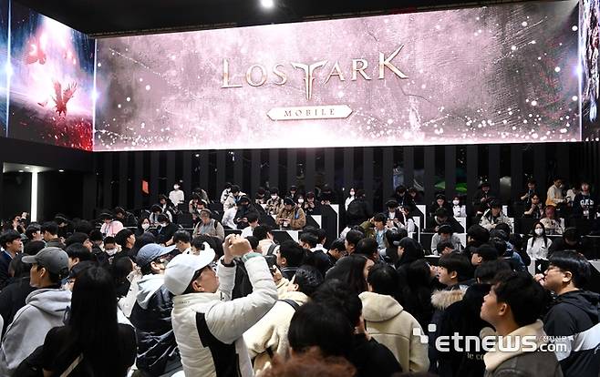 2023년 지스타 현장에서 시연을 진행한 스마일게이트알피지 '로스트아크 모바일' 부스