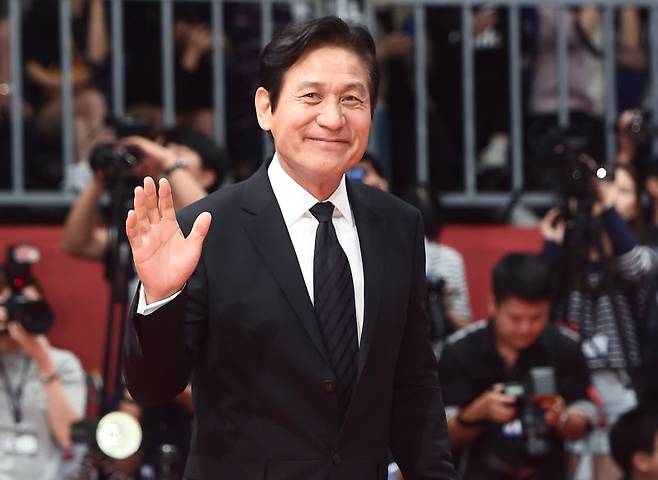 배우 안성기가 5일 서울 용산구 순천향대병원에서 향년 74세를 일기로 별세했다. 사진은 2016년 제21회 부산국제영화제 개막식 레드카펫 행사에 참석하는 배우 안성기. 뉴스1