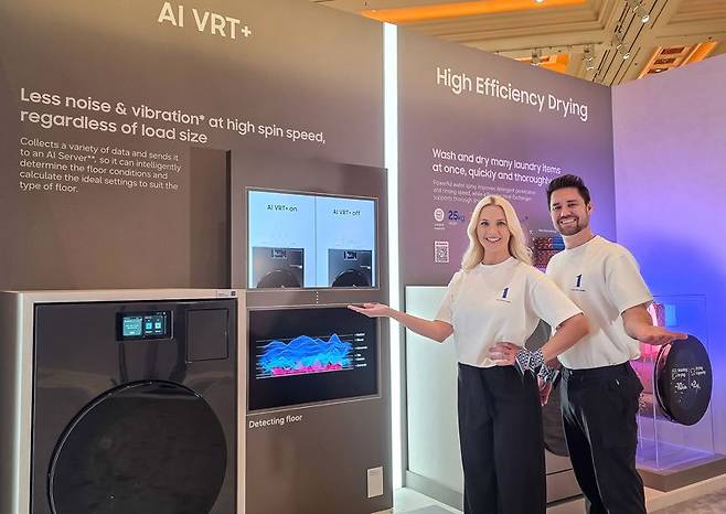 삼성전자 모델이 미국 라스베이거스에서 열리는 세계 최대 가전·정보기술(IT) 전시회 'CES 2026'에 마련된 윈호텔 삼성전자 단독 전시관에서 '비스포크 AI 콤보' 세탁건조기를 소개하고 있다. 삼성전자 제공
