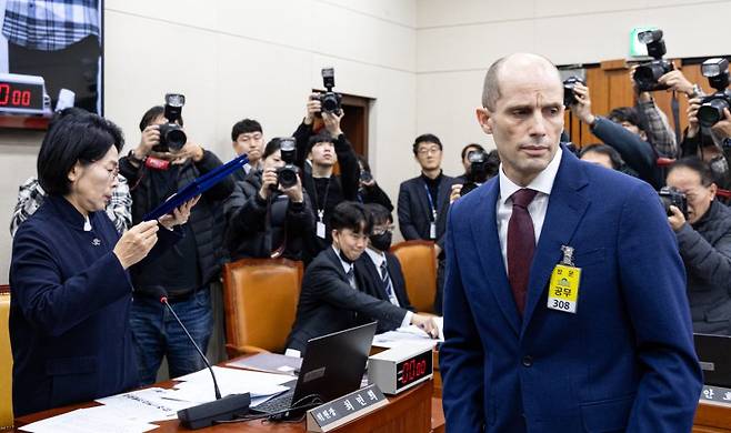 해롤드 로저스 쿠팡 대표이사가 지난해 12월 30일 서울 여의도 국회에서 열린 제430회 국회 쿠팡 침해사고 및 개인정보 유출, 불공정 거래, 노동환경 실태 파악과 재발방지 대책 마련을 위한 연석 청문회에 출석해 증인 선서를 마치고 돌아서고 있다./사진=뉴스1
