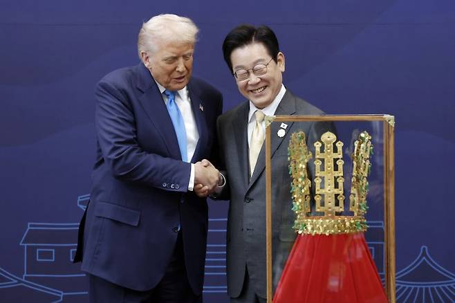 이재명 대통령이 지난해 10월 29일 경북 경주박물관에서 도널드 트럼프 미국 대통령에게 '천마총 금관 모형'을 선물하고 있다. /사진=뉴시스