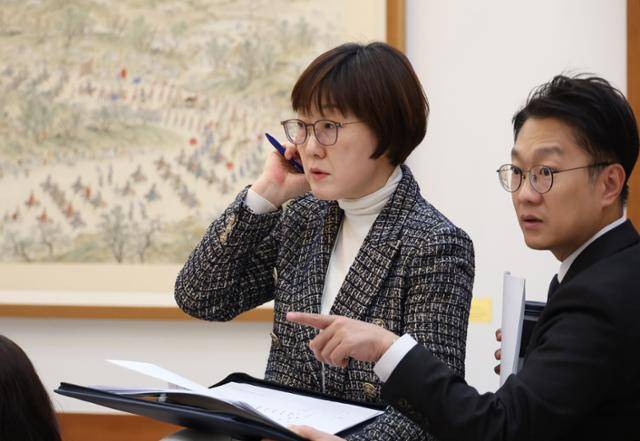 이재명 대통령이 청와대로 첫 출근한 2025년 12월 29일 김현지(왼쪽) 제1부속실장과 김남준 대변인이 이 대통령과 참모진의 차담회를 준비하고 있다. 왕태석 선임기자