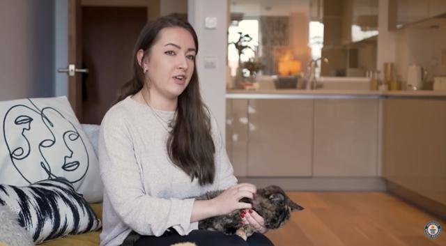 '현존 최장수 고양이' 플로시의 네 번째 주인인 빅토리아 그린이 2022년 기네스북과의 인터뷰 도중 플로시를 쓰다듬고 있다. 기네스북 유튜브 영상 캡처