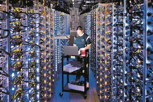 2012년 공개된 미국 오리건주 댈러스의 구글 데이터센터 내부 모습. 댈러스=AP 연합뉴스