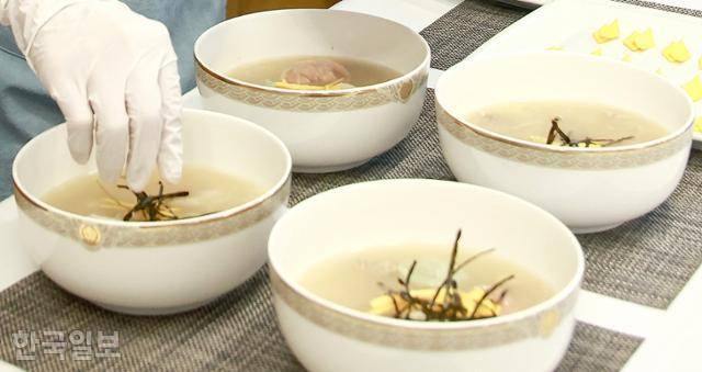 김혜경 여사가 5일 베이징 주한 중국대사관저에서 열린 한중 가교 역할 중국인 여성 초청 한식 오찬 간담회에서 참석자들을 위해 떡국을 준비하고 있다. 베이징=왕태석 선임기자