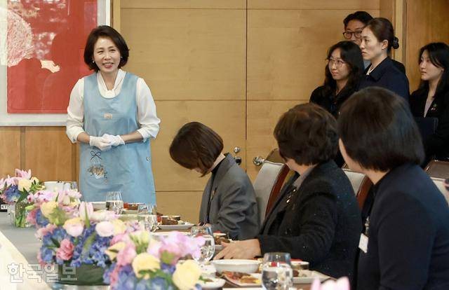 김혜경 여사가 5일 베이징 주한 중국대사관저에서 열린 한중 가교 역할 중국인 여성 초청 한식 오찬 간담회에서 발언하고 있다. 베이징=왕태석 선임기자