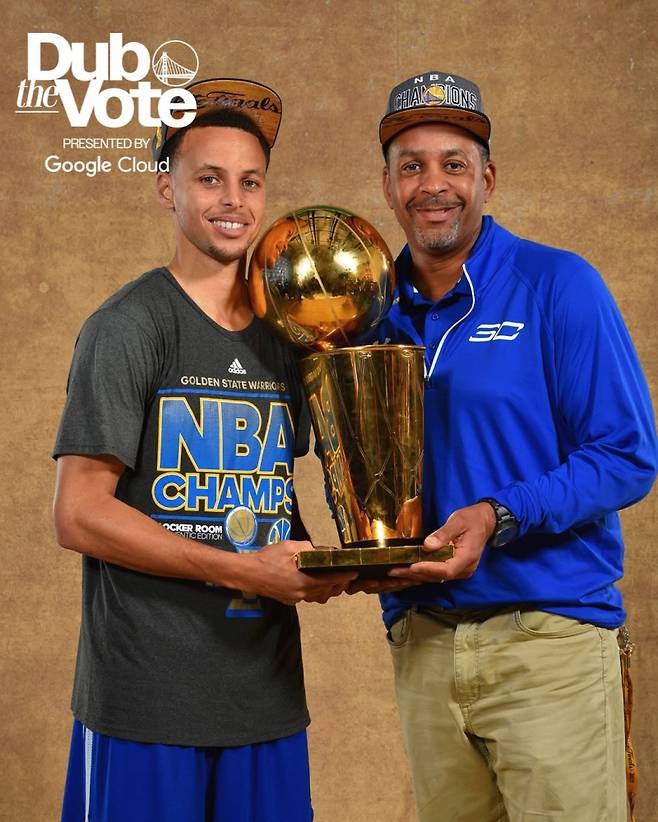 커리 부자가 NBA 역대 부자 선수 최다 출전 부문 신기록을 세웠다. 사진은 스테픈 커리(왼쪽)와 아버지인 델 커리. 사진=골든스테이트 SNS