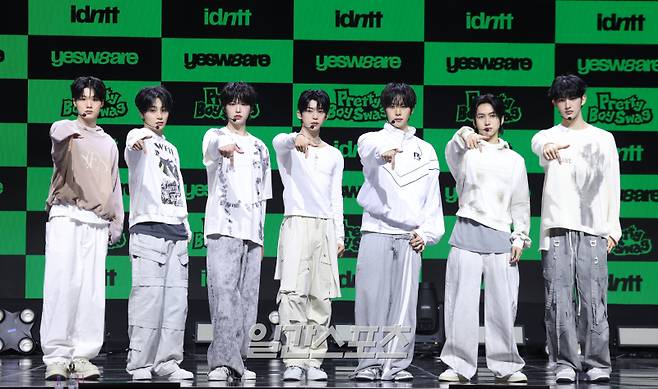 아이덴티티가 5일 서울 용산구 블루스퀘어에서 진행된 아이덴티티(idntt)의 두 번째 유닛인 예스위아(yesweare) 쇼케이스에 참석해 포토타임을 갖고 있다. 서병수 기자 qudtn@edaily.co.kr /2026.01.05/