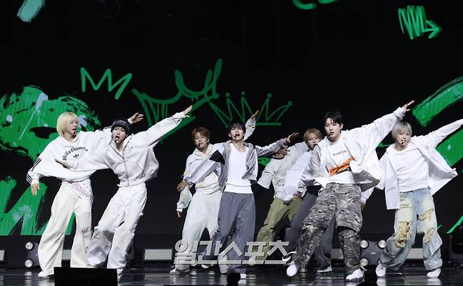 아이덴티티가 5일 서울 용산구 블루스퀘어에서 진행된 아이덴티티(idntt)의 두 번째 유닛인 예스위아(yesweare) 쇼케이스에 참석해 타이틀곡 'Pretty Boy Swag(프리티 보이 스웨그)' 무대를 선보이고 있다. 서병수 기자 qudtn@edaily.co.kr /2026.01.05/