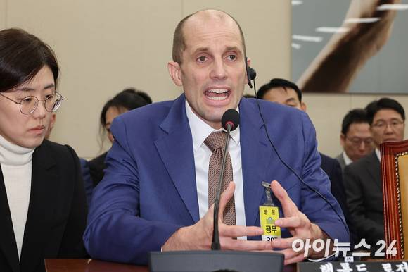 해롤드 로저스 쿠팡 대표가 지난달 31일 국회 과학기술정보방송통신위원회에서 열린 쿠팡 침해사고 및 개인정보 유출, 불공정 거래, 노동환경 실태 파악과 재발 방지 대책 마련을 위한 청문회에서 위원 질의에 답하고 있다. [사진=연합뉴스]