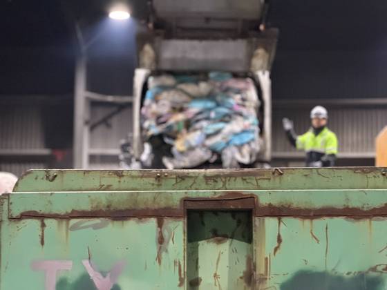 2일 서울 금천구 생활쓰레기 수거 차량이 암롤박스에 종량제 쓰레기를 넣고 있다. 천권필 기자