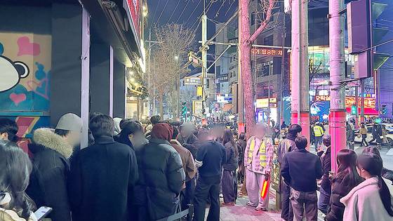 지난해 12월 31일 홍대 인근에서 술집 입장을 위한 줄이 늘어서 있다. 한찬우 기자