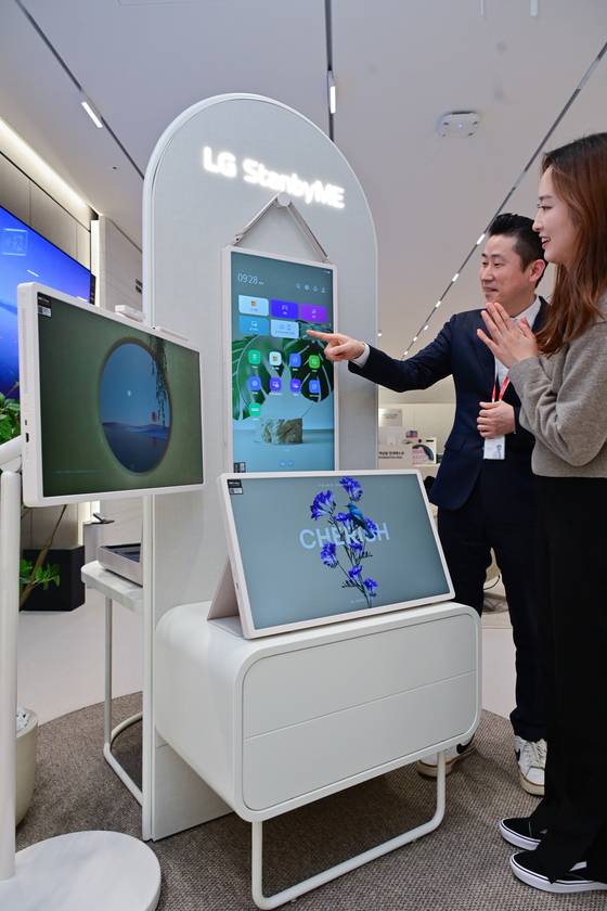 LG전자 베스트샵에서 모델들이 스탠바이미2의 다양한 활용을 체험해 보고 있다. 사진 LG전자