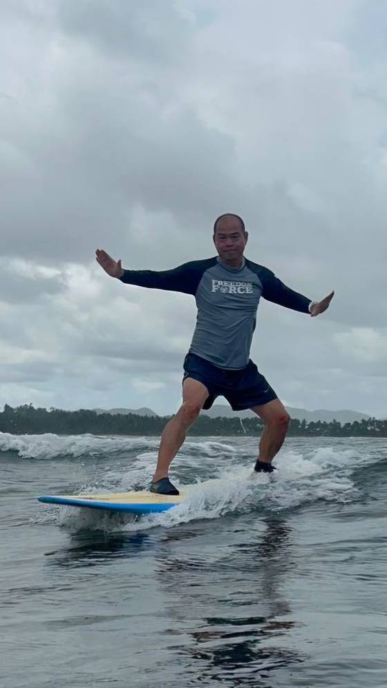 필리핀 시아르가오에서 서핑을 배우고 있는 박경식씨. 사진은 드론으로 촬영됐다. 박경식 제공