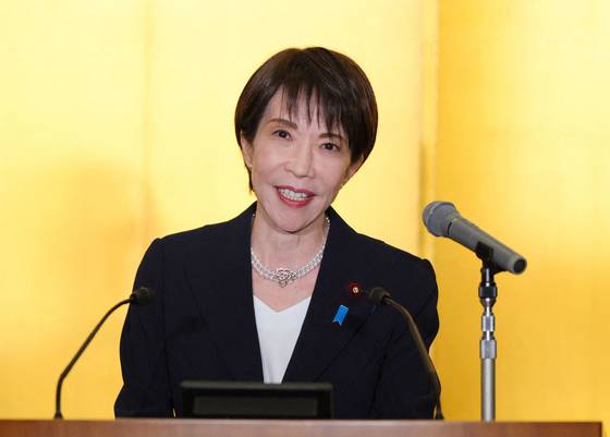 다카이치 사나에 일본 총리가 5일 미에현 이세시에 있는 이세신궁 참배를 마친 뒤 기자회견을 갖고 있다. 지지통신·AFP=연합뉴스