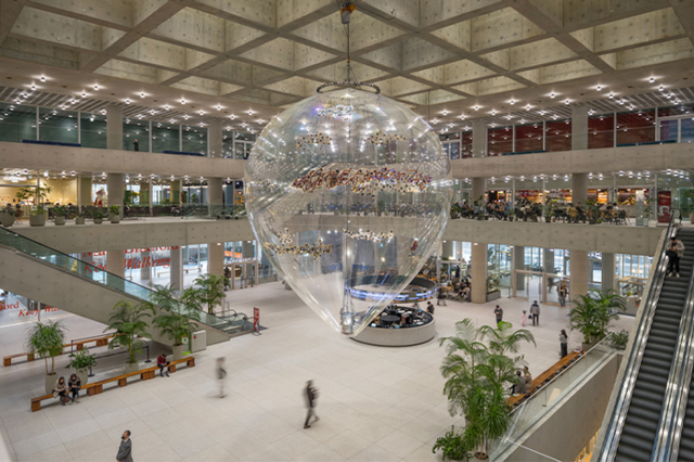 ▲ 이불, <Willing To Be Vulnerable—Transparent Balloon>, 2025, TPU, LED lighting, electrical wiring, air blower, aluminum, stainless steel, polypropylene rope, acrylic paint, crystals, and fabric, Approx. 850 x 700 x 700 cm © Lee Bul. Photo: 전병철. Courtesy of the artist