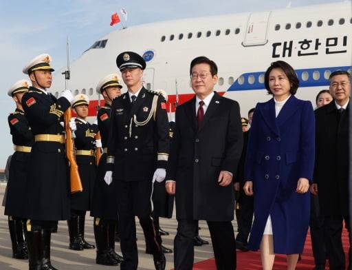 중국을 국빈방문하는 이재명 대통령과 김혜경 여사가 4일 베이징 서우두 공항에 도착한 공군1호기에서 내려 이동하고 있다.(연합뉴스)