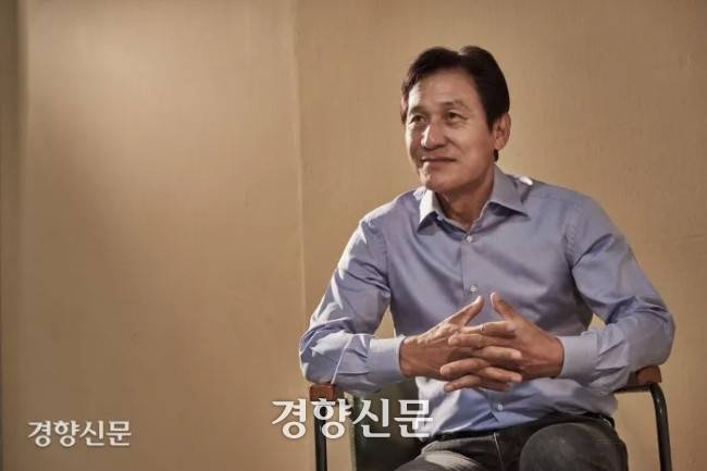배우 고 안성기가 생전 경향신문과 인터뷰하던 모습.